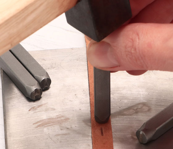 DIY Anleitung Schlüsselanhänger aus Leder selber prägen
