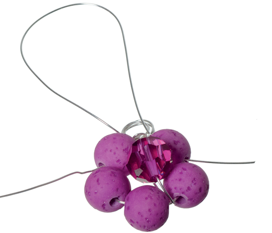 Blumenanhänger aus Polaris Gala Sweet Perlen mit Modellierdraht biegen Schritt 12
