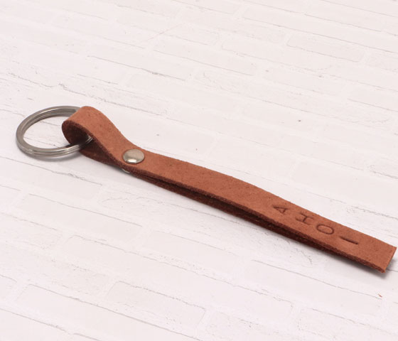 DIY Anleitung Schlüsselanhänger mit Nieten und geprägten Leder