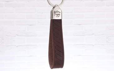 Schlüsselanhänger mit Lederband und gravierter Edelstahl Endkapp 