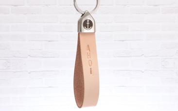 Schlüsselanhänger mit Lederband und gravierter Edelstahl Endkappe 