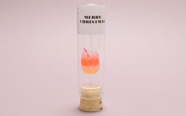 Kerstgeschenk in een glas cocktail