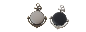 Pendant with anchor and polaris cabochons