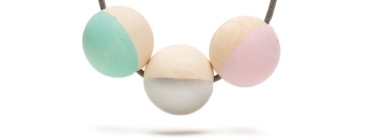 Collier de perles géométriques en bois boules pastel