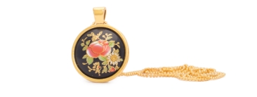 Necklace with pendant flower cabochon