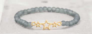 Frostiges Armband mit Glasperlen Sterne grau
