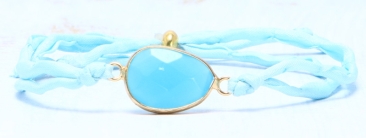 Bracelet avec connecteur de bracelet de pierres précieuses et soie bleu clair