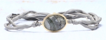 Bracelet avec connecteur de bracelet de pierres précieuses et ruban gris clair