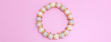 Armband mit Crystal Pearls und goldenen Ringen