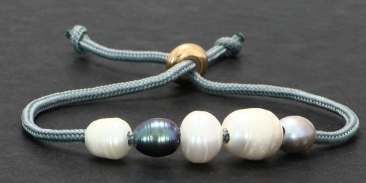 Bracelet avec corde à voile et perles de culture grises