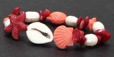 Bracelet avec perles de culture et chips de corail de bambou et étoiles de résine