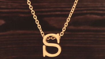 Collier avec perles en forme de lettres monogramme doré