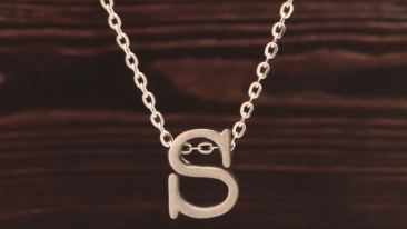 Collier avec perles en forme de lettres monogramme argenté