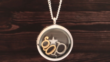 Collier avec médaillon et perles en forme de lettres