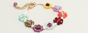 Bracelet de fleurs enfilées avec des perles de Preciosa