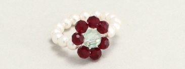 Ring with threaded flowers with pearls by Preciosa
