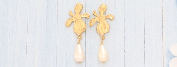 Boucles d'oreilles avec fleurs et perles de nacre