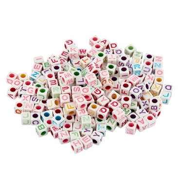 Mix van kunststof kralen blokjes met letters, 7 x 7 x 7 mm, wit met kleurige opdruk, zakje met 50 gram (ca. 190 kralen)