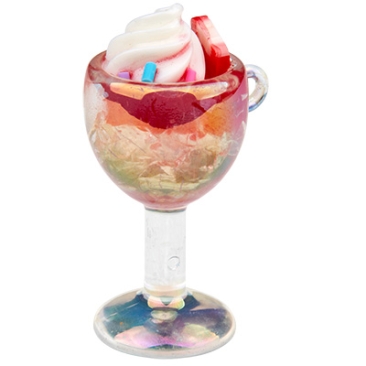 Kunststoff Anhänger Glas mit Eis und Erdbeere (gefüllt mit Epoxidharz und Polymer Clay), 49 x 27,5 x 23 mm