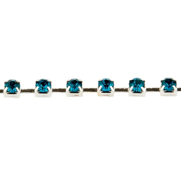 Messing kettinkje met strass steentjes, zilverkleurig, kleur: Blue Zircon, steenmaat 3,5 mm,bundel met ca. 9 meter