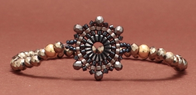 Armband mit handgefädeltem Armbandverbinder Rund aus japanischen Rocailles