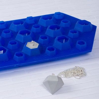 Gießform für Schmuckanhänger in Diamantform,  zwei verschiedene Größen in einer Gießform 