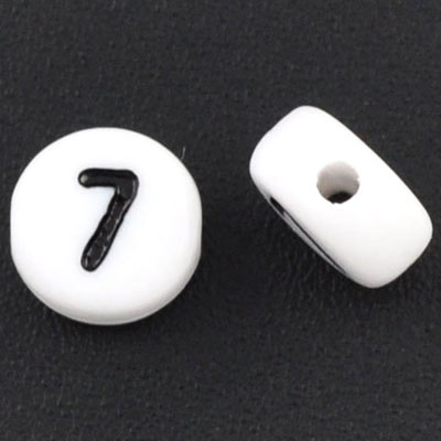 Plastic kraal nummer 7, ronde schijf, 7 x 3,7 mm, wit met zwart opschrift 