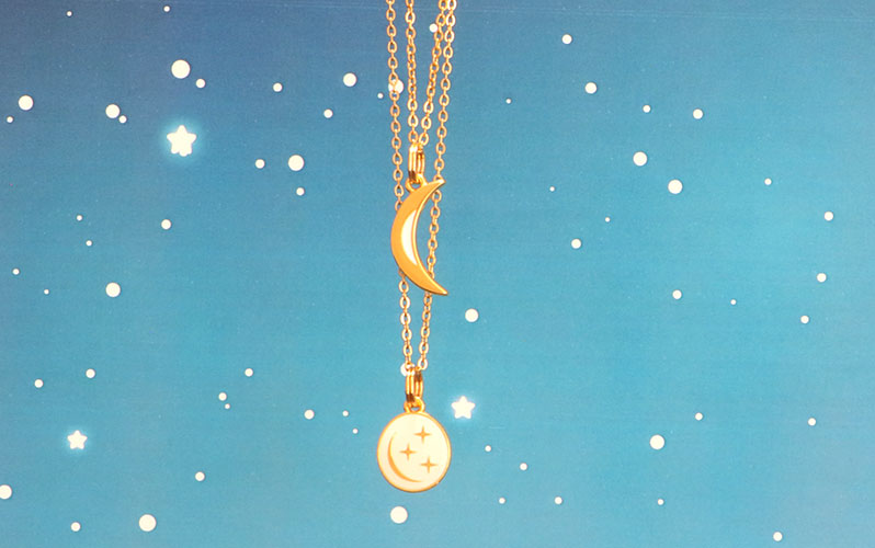 Chaînes célestes avec pendentifs lune et étoile dorés 