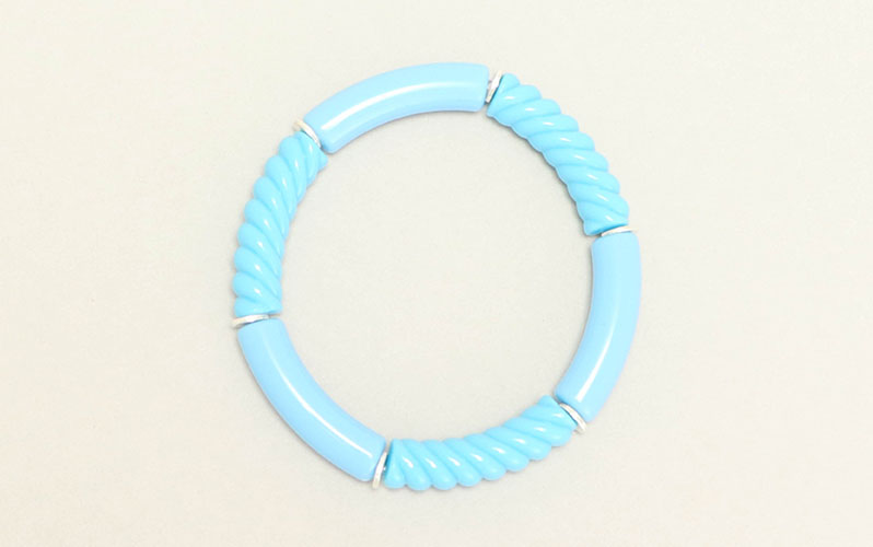 Elastisches Tube Armband mit Acryl Röhrenperlen "Hellblau Gedreht" 