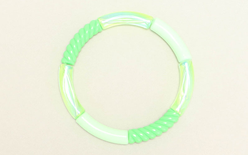 Elastisches Tube Armband mit Acryl Röhrenperlen "Hellgrün Gedreht" 