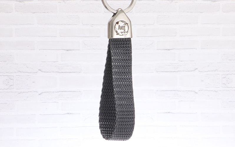 Schlüsselanhänger mit Gurtband und gravierter Edelstahl Endkappe "Ahoi" 