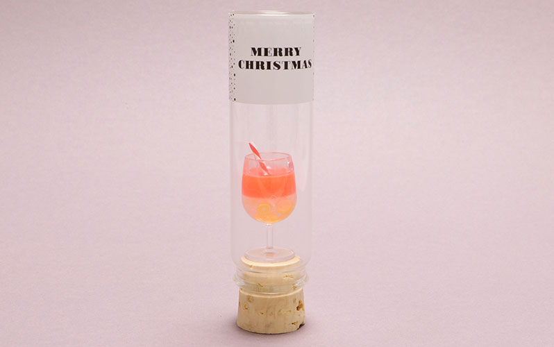 Kerstgeschenk in een glas cocktail 