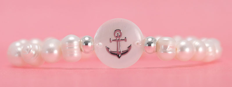 Bracelet with cultured pearls and mother-of-pearl coin anchor 