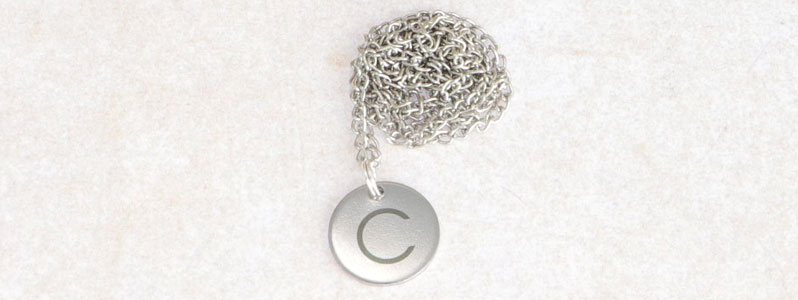 Chaîne avec pendentif monogramme en acier inoxydable lettre C 