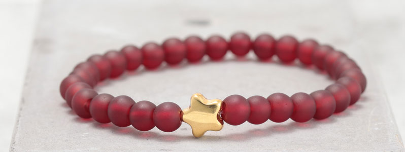 Bracelet givré avec perles de verre étoile rouge 