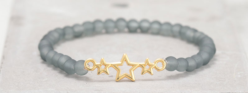 Bracelet givré avec perles de verre étoiles grises 