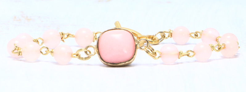 Bracelet avec connecteur de bracelet de pierres précieuses et boules de quartz rose 