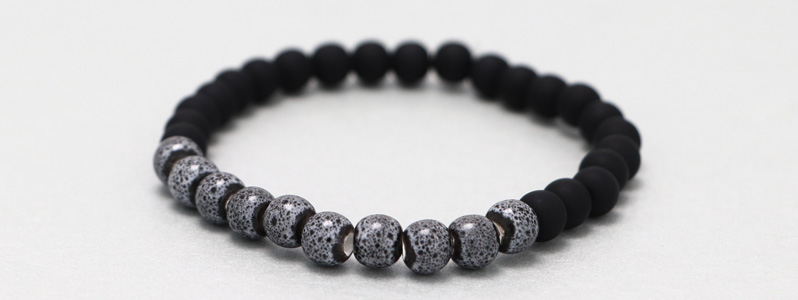 Bracelet avec perles en porcelaine noire et grise 