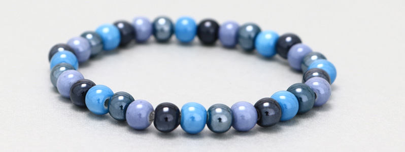 Bracelet avec perles de porcelaine tons bleus 