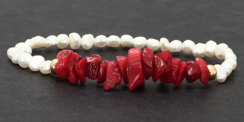 Bracelet avec perles de culture et copeaux de corail de bambou 