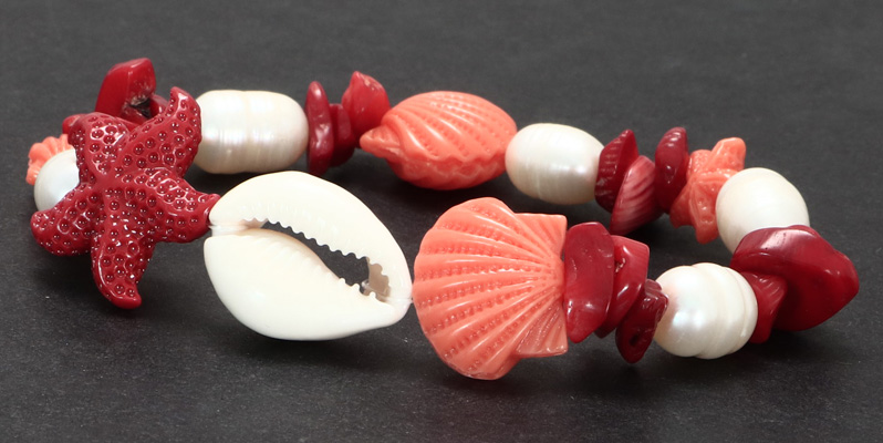 Bracelet with cultured pearls and bamboo coral chips and resin esters 