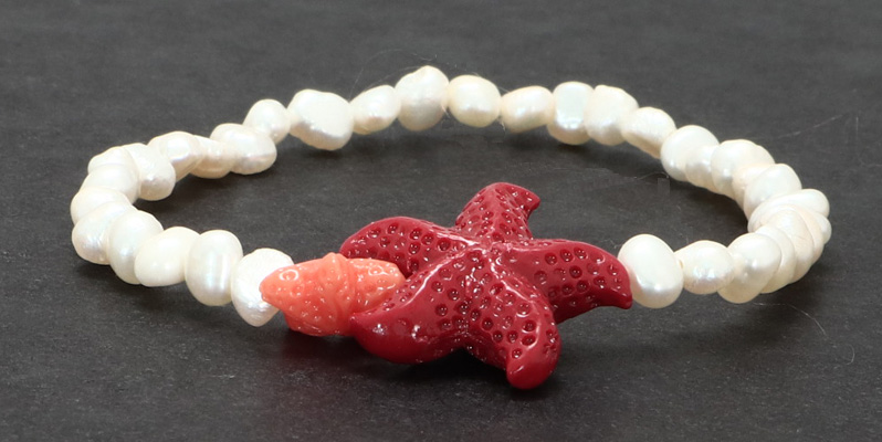 Bracelet with cultured pearls and resin esters 