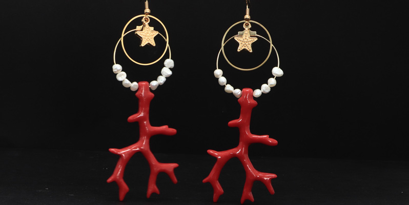 Earrings with resin coral branch and cultured pearls 