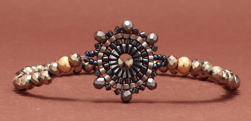 Bracelet with hand-threaded bracelet connector Round from Japanese Rocailles 
