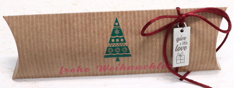 Weihnachtsverpackung mit Geschenkanhänger "Give a little Love" 