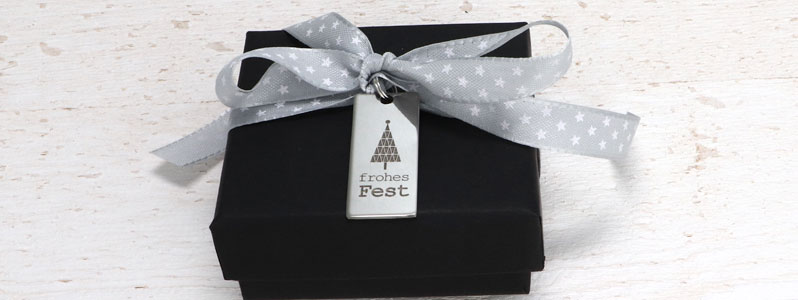 Geschenkverpackung für Weihnachten mit Edelstahlanhänger "Frohes Fest" 