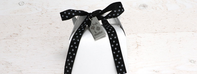 Geschenkverpakking met handvat met roestvrijstalen hanger "froh und munter" (blij en vrolijk) 
