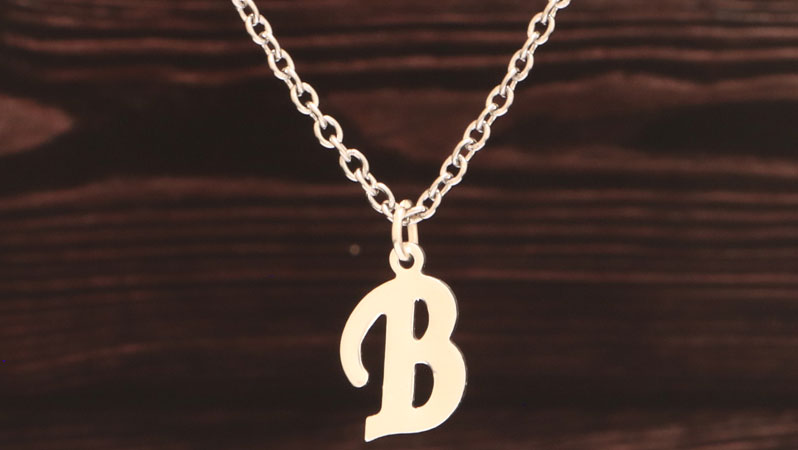 Chaîne avec pendentif en forme de lettre monogramme argenté 