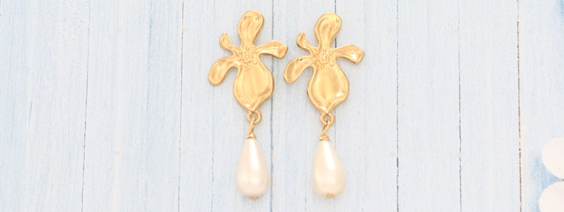 Earrings with Flowers and Nacre Pearls 