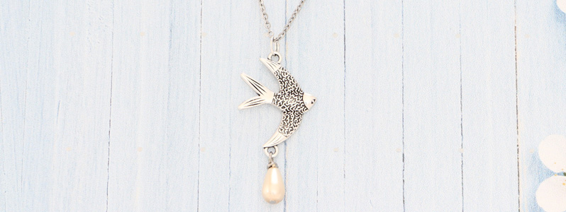 Spring Necklace with Bird and Nacre Pearl 